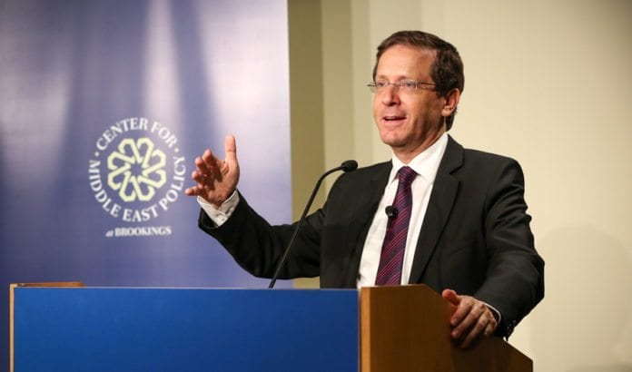 Arbeiderpartiets leder Isaac Herzog kan bli Israels neste statsminister ifølge ny meningsmåling. (Foto: Brookings Institution / Flickr.com) Arbeiderpartiets leder Isaac Herzog kan bli Israels neste statsminister ifølge ny meningsmåling. (Foto: Brookings Institution / Flickr.com)