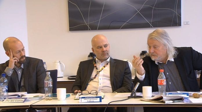 Kringkastingsrådets leder Per Edgar Kokkvold (til høyre) irettesatte NRK-ledelsen i dagens møte. Til venstre for Kokkvold: NRKs nyhetsdirektør Per Arne Kalbakk og kringkastingssjef Thor Gjermund Eriksen. (Foto: Skjermdump fra Nrk.no) Kringkastingsrådets leder Per Edgar Kokkvold (til høyre) irettesatte NRK-ledelsen i dagens møte. Til venstre for Kokkvold: NRKs nyhetsdirektør Per Arne Kalbakk og kringkastingssjef Thor Gjermund Eriksen. (Foto: Skjermdump fra Nrk.no)