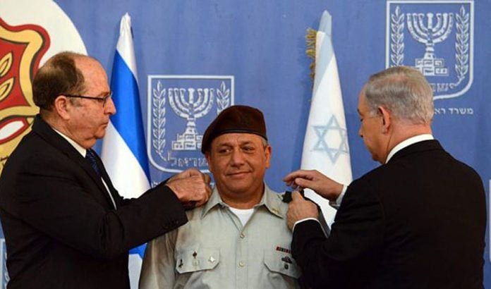 Gadi Eizenkot innsettes som ny forsvarssjef av forsvarsminister Moshe Ya'alon og statsminister Benjamin Netanyahu. (Foto: GPO) Gadi Eizenkot innsettes som ny forsvarssjef av forsvarsminister Moshe Ya'alon og statsminister Benjamin Netanyahu. (Foto: GPO)