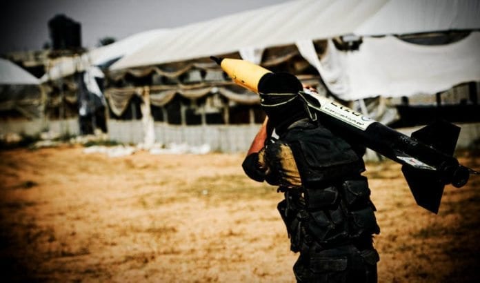 En terrorist fra Hamas bærer en angrepsrakett. (Illustrasjonsfoto: Zoriah / Flickr.com) En terrorist fra Hamas bærer en angrepsrakett. (Illustrasjonsfoto: Zoriah / Flickr.com)