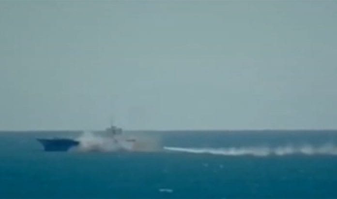 Her sprenger Iran modellen av et amerikansk krigsskip. (Foto: Skjermdump fra Press TV via Jpost.com) Her sprenger Iran modellen av et amerikansk krigsskip. (Foto: Skjermdump fra Press TV via Jpost.com)