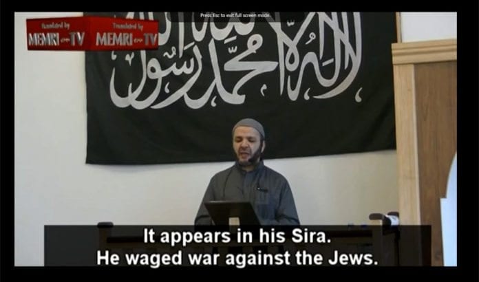 Imamen Hajj Saeed taler i moskeen Masjid Al-Faruq i København. (Foto: Skjermdump fra MEMRI / YouTube) Imamen Hajj Saeed taler i moskeen Masjid Al-Faruq i København. (Foto: Skjermdump fra MEMRI / YouTube)