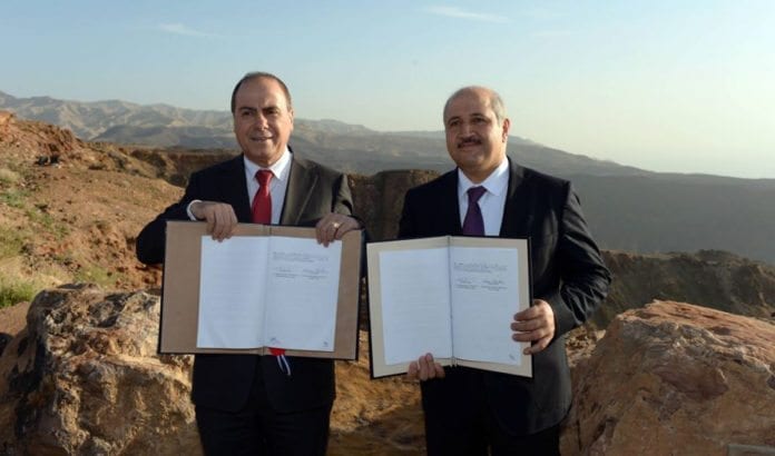Den israelske vann- og energiministeren Silvan Shalom viser frem samarbeidsavtalen sammen med sin jordanske kollega Hazem Nasser. (Foto: GPO)