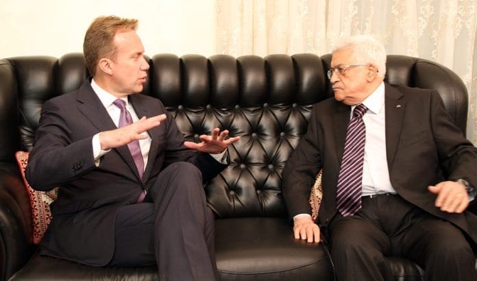 Utenriksminister Børge Brende i samtale med PA-president Mahmoud Abbas. (Foto: Frode Overland Andersen/UD) Utenriksminister Børge Brende i samtale med PA-president Mahmoud Abbas. (Foto: Frode Overland Andersen/UD)