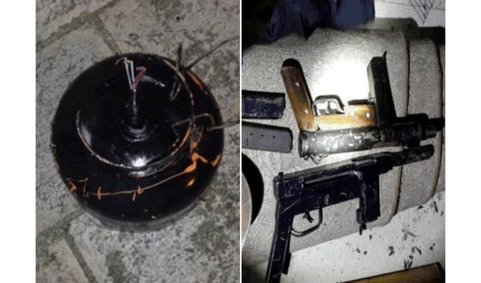 Et av eksplosivene og noen av skytevåpnene som ble konfiskert under arrestasjonen av en terrorcelle i Hebron. (Foto: Shin Bet) Et av eksplosivene og noen av skytevåpnene som ble konfiskert under arrestasjonen av en terrorcelle i Hebron. (Foto: Shin Bet)