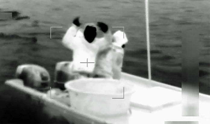 Her pågripes smuglerne som under dekke av å være fiskere forsøkte å frakte rakettmaterialer til Hamas i Gaza. (Foto: Skjermdump fra IDFs blog / Youtube) Her pågripes smuglerne som under dekke av å være fiskere forsøkte å frakte rakettmaterialer til Hamas i Gaza. (Foto: Skjermdump fra IDFs blog / Youtube)