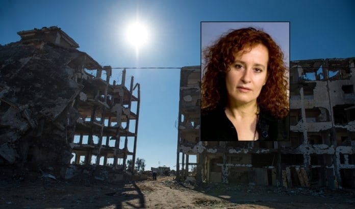 Øyenvitner i Gaza kan ved feil forveksle ildgivning fra israelske og palestinske styrker. Andre ganger kan de med overlegg legge ansvaret feilaktig på Israel, i frykt for represalier fra væpnede palestinske styrker, forteller Donatella Rovera (innfelt). (Foto: Mazur/catholicnews.org.uk) Øyenvitner i Gaza kan ved feil forveksle ildgivning fra israelske og palestinske styrker. Andre ganger kan de med overlegg legge ansvaret feilaktig på Israel, i frykt for represalier fra væpnede palestinske styrker, forteller Donatella Rovera (innfelt). (Foto: Mazur/catholicnews.org.uk)