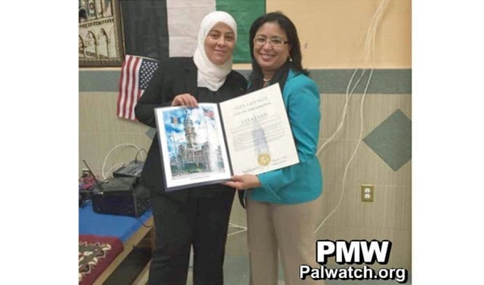 PAs guvernør i Ramallah sammen med prisutdeler Maria Sanchez i Philadelphia før prisen ble trukket tilbake. (Foto: PMW) PAs guvernør i Ramallah sammen med prisutdeler Maria Sanchez i Philadelphia før prisen ble trukket tilbake. (Foto: PMW)
