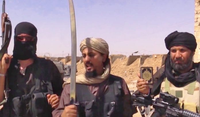 En israelsk tilbaketrekning fra Vestbredden vil føre de svartmaskerte soldatene til radikal islam innenfor noen meters avstand av israelske hjem med granater, raketter og tunnelutstyr, påpeker Matti Friedman. (Illustrasjonsfoto: Skjermdump fra en dokumentar om Islamsk Stat fra Vice News) En israelsk tilbaketrekning fra Vestbredden vil føre de svartmaskerte soldatene til radikal islam innenfor noen meters avstand av israelske hjem med granater, raketter og tunnelutstyr, påpeker Matti Friedman. (Illustrasjonsfoto: Skjermdump fra en dokumentar om Islamsk Stat fra Vice News)