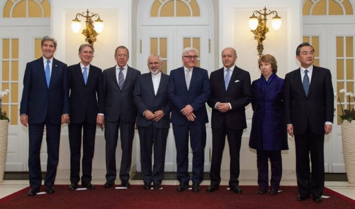 Utenriksministrene fra P5+1-landene og EU poserer sammen med den iranske utenriksministeren underveis i de pågående atomforhandlingene. (Foto: Det amerikanske utenriksdepartementet / Flickr.com) Utenriksministrene fra P5+1-landene og EU poserer sammen med den iranske utenriksministeren underveis i de pågående atomforhandlingene. (Foto: Det amerikanske utenriksdepartementet / Flickr.com)