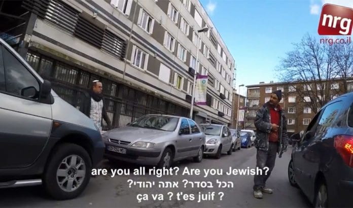 Reporter Zvika Klein fikk rystende reaksjoner da han gikk stille rundt i Paris med kippa på hodet. (Foto: Skjermdump fra NRG / YouTube) Reporter Zvika Klein fikk rystende reaksjoner da han gikk stille rundt i Paris med kippa på hodet. (Foto: Skjermdump fra NRG / YouTube)