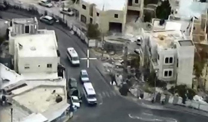 Skjermdump fra overvåkningskamera i Jerusalem under pågripelsen 9. februar. (Foto: Jerusalems bymyndigheter via Jpost.com) Skjermdump fra overvåkningskamera i Jerusalem under pågripelsen 9. februar. (Foto: Jerusalems bymyndigheter via Jpost.com)
