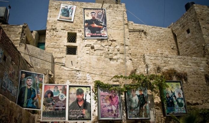 Plakater av terrorister som har fått martyrstatus blant palestinerne henger langs gatene blant annet i Nablus, hvor bildet er tatt. (Illustrasjonsfoto: David Ortmann / Flickr.com / CC) Plakater av terrorister som har fått martyrstatus blant palestinerne henger langs gatene blant annet i Nablus, hvor bildet er tatt. (Illustrasjonsfoto: David Ortmann / Flickr.com / CC)