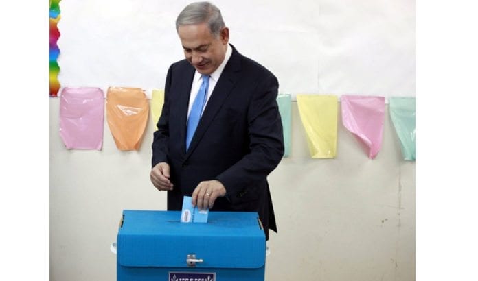 Netanyahu avgir sin stemme ved Knesset-valget tirsdag 17. mars 2015. (Foto: Statsministerens kontor / Facebook) Netanyahu avgir sin stemme ved Knesset-valget tirsdag 17. mars 2015. (Foto: Statsministerens kontor / Facebook)