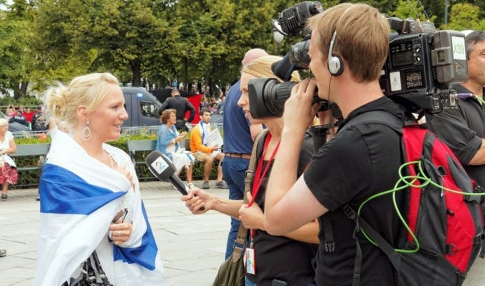 En deltaker på MIFFs støttemarkering for Israel 10. august 2014 blir intervjuet av TV2. (Foto: Aleksander Veksler) En deltaker på MIFFs støttemarkering for Israel 10. august 2014 blir intervjuet av TV2. (Foto: Aleksander Veksler)