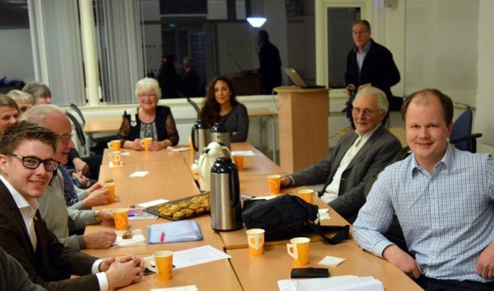 Noen av de nyvalgte styremedlemmer i MIFF Nord-Trøndelag, andre MIFF-medlemmer og daglig leder Conrad Myrland (t.h.) under stiftelsesmøtet 3. mars. (Foto: Geir Knutsen) Noen av de nyvalgte styremedlemmer i MIFF Nord-Trøndelag, andre MIFF-medlemmer og daglig leder Conrad Myrland (t.h.) under stiftelsesmøtet 3. mars. (Foto: Geir Knutsen)