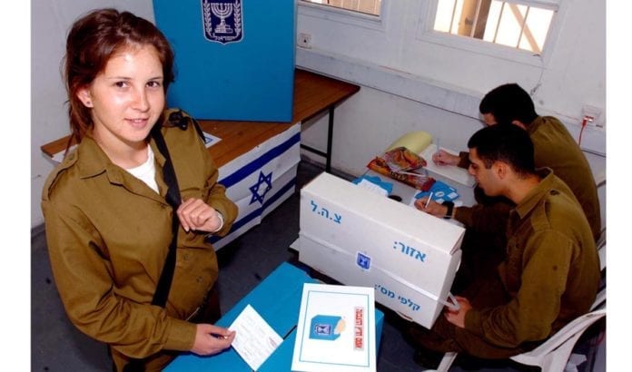 En kvinnelig IDF-soldat avgir sin stemme på militærbasen der hun er i tjeneste. (Illustrasjonsfoto: IDF / Flickr.com) En kvinnelig IDF-soldat avgir sin stemme på militærbasen der hun er i tjeneste. (Illustrasjonsfoto: IDF / Flickr.com)