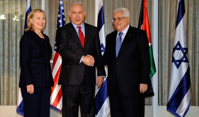 Hillary Clinton sammen med Israels statsminister Benjamin Netanyahu og de palestinske selvstyremyndighetenes president Mahmoud Abbas i Jerusalem i 2010. (Illustrasjonsfoto: Det amerikanske utenriksdepartementet / Flickr.com) Hillary Clinton sammen med Israels statsminister Benjamin Netanyahu og de palestinske selvstyremyndighetenes president Mahmoud Abbas i Jerusalem i 2010. (Illustrasjonsfoto: Det amerikanske utenriksdepartementet / Flickr.com)