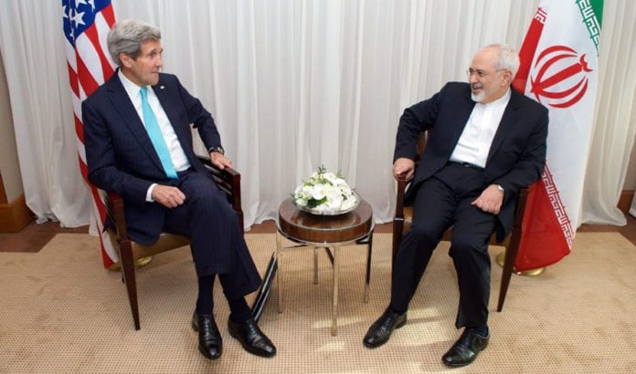 USAs og Irans utenriksministre John Kerry og Javad Zarif i samtale i forbindelse med atomforhandlingene. (Foto: Det amerikanske utenriksdepartementet / Flickr.com) USAs og Irans utenriksministre John Kerry og Javad Zarif i samtale i forbindelse med atomforhandlingene. (Foto: Det amerikanske utenriksdepartementet / Flickr.com)