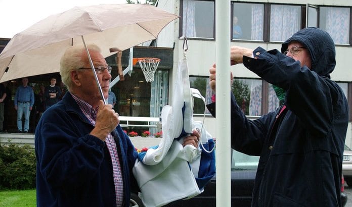 Gunnar Gravdahl (t.v.) hjelper Gabriel Edland å heise det israelske flagget under MIFF-landsmøtet i Ålesund i 2004. (Arkivfoto: Conrad Myrland) Gunnar Gravdahl (t.v.) hjelper Gabriel Edland å heise det israelske flagget under MIFF-landsmøtet i Ålesund i 2004. (Arkivfoto: Conrad Myrland)