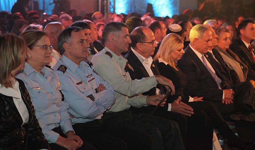 Fra en markering i forbindelse med minnedagen for falne soldater og terrorofre i Knesset tirsdag kveld. (Foto: Statsministerens kontor / Facebook)