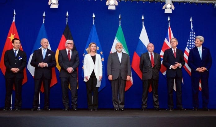 Representanter fra P5+1landene og Iran poserer etter at rammeavtalen om Irans atomprogram ble lagt fram 2. april i Lausanne, Sveits. (Foto: USAs utenriksdepartement / Flickr.com) Representanter fra P5+1landene og Iran poserer etter at rammeavtalen om Irans atomprogram ble lagt fram 2. april i Lausanne, Sveits. (Foto: USAs utenriksdepartement / Flickr.com)