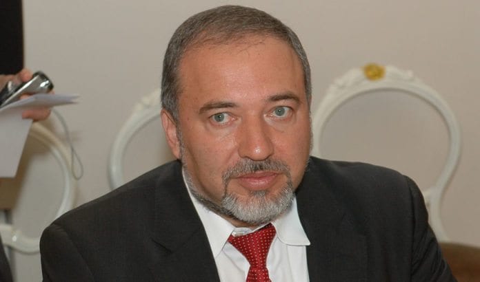 Avigdor Lieberman fra Yisrael Beiteinu går av som utenriksminister og sier nei til nytt regjeringssamarbeid med Netanyahu. (Foto: Latvias utenriksdepartement / Flickr.com) Avigdor Lieberman fra Yisrael Beiteinu går av som utenriksminister og sier nei til nytt regjeringssamarbeid med Netanyahu. (Foto: Latvias utenriksdepartement / Flickr.com)