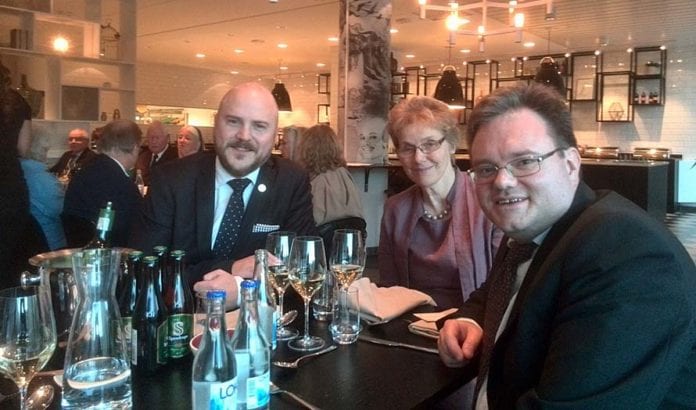 Påtroppende leder i Samfundet Sverige-Israel Mathias Sundin og nestleder Lotta Jansson sammen med styreleder i MIFF Morten Fjell Rasmussen under landsmøtet i Sverige i helgen. (Foto: Privat) Påtroppende leder i Samfundet Sverige-Israel Mathias Sundin og nestleder Lotta Jansson sammen med styreleder i MIFF Morten Fjell Rasmussen under landsmøtet i Sverige i helgen. (Foto: Privat)