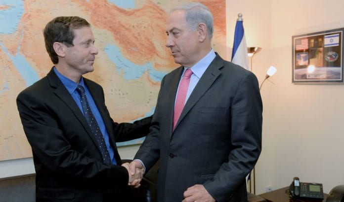 Kan rivalene fra valgkampen, Isaac Herzog og Benjamin Netanyahu, ende opp i regjering sammen? (Foto: GPO) Kan rivalene fra valgkampen, Isaac Herzog og Benjamin Netanyahu, ende opp i regjering sammen? (Foto: GPO)