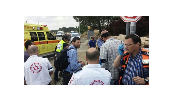 Ambulansepersonell på stedet etter påkjørselen utenfor Alon Shvut torsdag. (Foto: Gush Etzion kommune) Ambulansepersonell på stedet etter påkjørselen utenfor Alon Shvut torsdag. (Foto: Gush Etzion kommune)