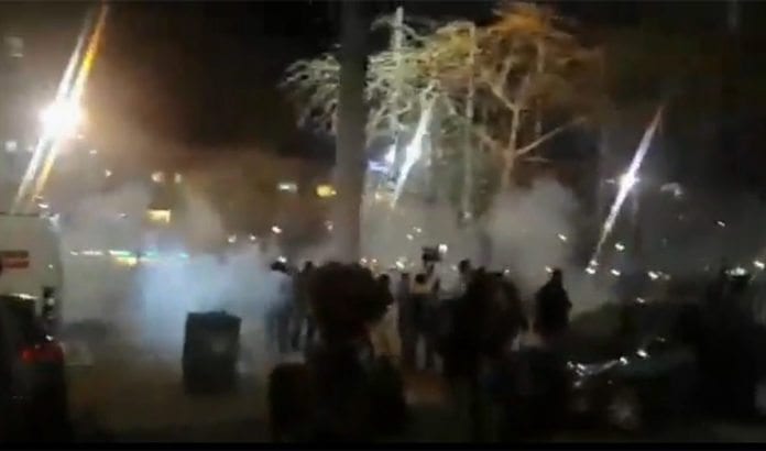 Opptøyer under demonstrasjonen på Rabin Square i Tel Aviv søndag kveld. (Foto: Skjermdump fra nett-tv på Ynetnews.com) Opptøyer under demonstrasjonen på Rabin Square i Tel Aviv søndag kveld. (Foto: Skjermdump fra nett-tv på Ynetnews.com)