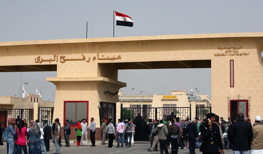 Grenseovergangen Rafah mellom Gaza og Egypt er sjelden åpen for passeringer slik som her. (Illustrasjonsfoto: Facebook)