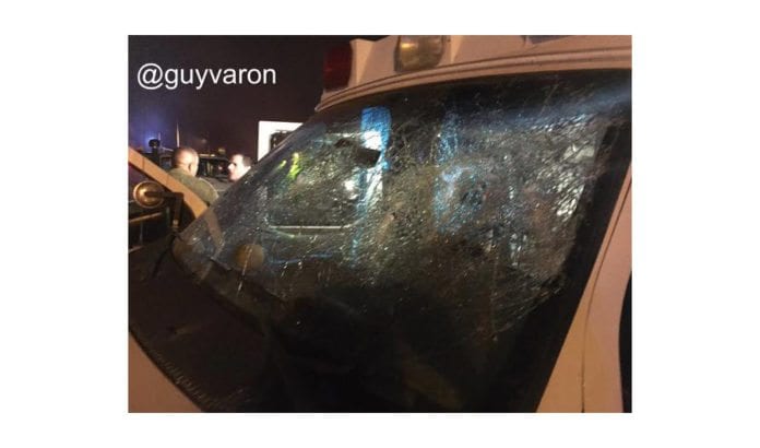 Den israelske journalisten Guy Varon har publisert bilder på Twitter av en av ambulansene som ble angrepet. (Foto: Guy Varon) Den israelske journalisten Guy Varon har publisert bilder på Twitter av en av ambulansene som ble angrepet. (Foto: Guy Varon)