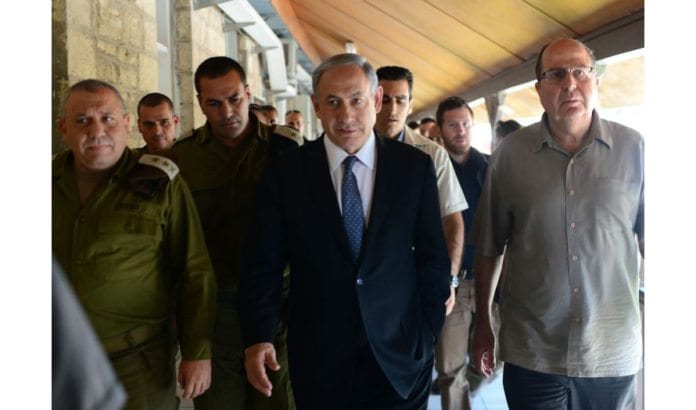 Statsminister Benjamin Netanyahu sammen med forsvarssjef Gadi Eisenkot (t.v.) og forsvarsminister Moshe Ya'alon. (Foto: GPO) Statsminister Benjamin Netanyahu sammen med forsvarssjef Gadi Eisenkot (t.v.) og forsvarsminister Moshe Ya'alon. (Foto: GPO)