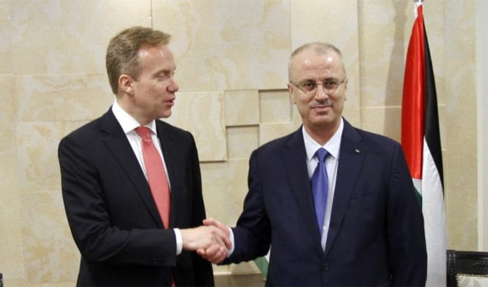 Norges utenriksminister Børge Brende sammen med Rami Hamdallah, statsminister for de palestinske selvstyremyndighetene. (Foto: Frode Overland Andersen, UD) Norges utenriksminister Børge Brende sammen med Rami Hamdallah, statsminister for de palestinske selvstyremyndighetene. (Foto: Frode Overland Andersen, UD)