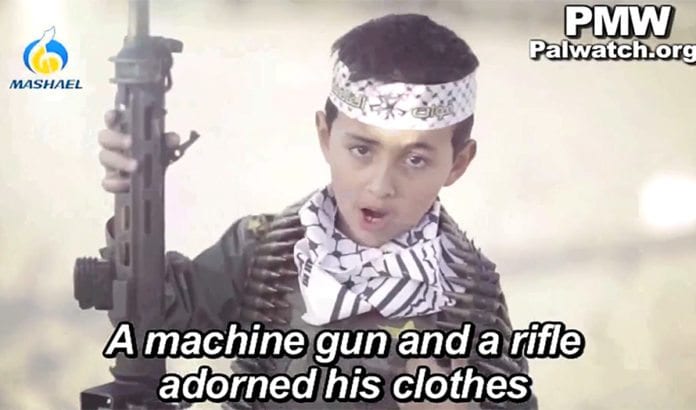 Solisten i en ny musikkvideo fra Fatah er en liten gutt som poserer tungt bevæpnet og synger om krig og dreping. (Foto: Skjermdump fra PMW) Solisten i en ny musikkvideo fra Fatah er en liten gutt som poserer tungt bevæpnet og synger om krig og dreping. (Foto: Skjermdump fra PMW)