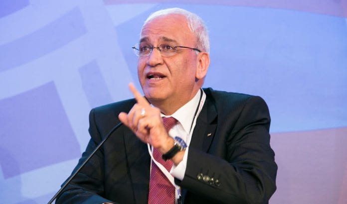 Palestinernes forhandlingsleder Saeb Erekat truer med å oppløse selvstyremyndighetene innen utgangen av året, samtidig som han avviser Netanyahus utspil om nye forhandlinger. (Foto: US Islamic World Forum / Flickr.com / CC) Palestinernes forhandlingsleder Saeb Erekat truer med å oppløse selvstyremyndighetene innen utgangen av året, samtidig som han avviser Netanyahus utspil om nye forhandlinger. (Foto: US Islamic World Forum / Flickr.com / CC)