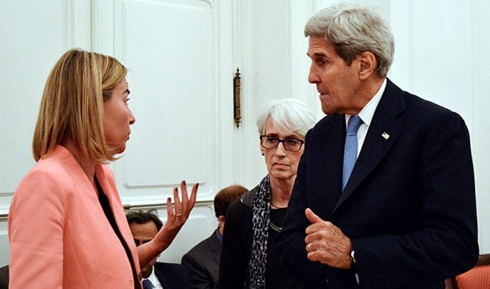 EUs utenrikssjef Federica Mogherini og USAs utenriksminister John Kerry i samtaler i Wien 9. juli 2015. (Foto: EEAS) EUs utenrikssjef Federica Mogherini og USAs utenriksminister John Kerry i samtaler i Wien 9. juli 2015. (Foto: EEAS)