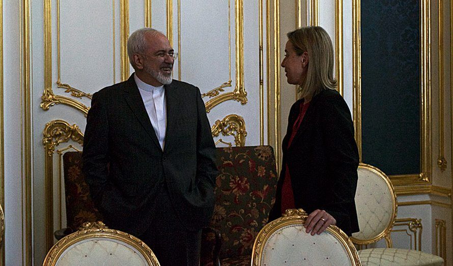 Irans utenriksminister Javad Zarif og EUs utenrikssjef Federica Mogherini i samtale under atomforhandlingene i Wien 9. juli 2015. (Foto: EEAS)