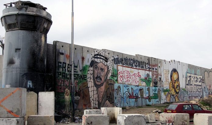 Den israelske sikkerhetsbarrieren ved kontrollposten Kalandiya nord for Jerusalem. (Illustrasjonsfoto: Scott Campbell, flickr) Den israelske sikkerhetsbarrieren ved kontrollposten Kalandiya nord for Jerusalem. (Illustrasjonsfoto: Scott Campbell, flickr)