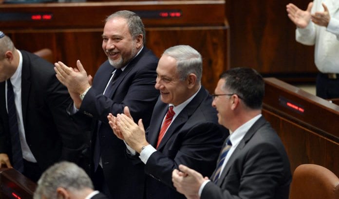 Både Avigdor Lieberman og Benjamin Netanyahu applauderer Både Avigdor Lieberman og Benjamin Netanyahu applauderer