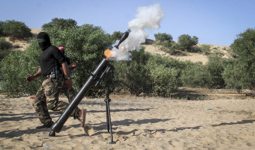 Terrorister i Gaza avfyrer en granat mot Israel. Bildet er tatt 29. mai 2015, og mennene tilhører DFLP. (Illustrasjonsfoto: Flash90)