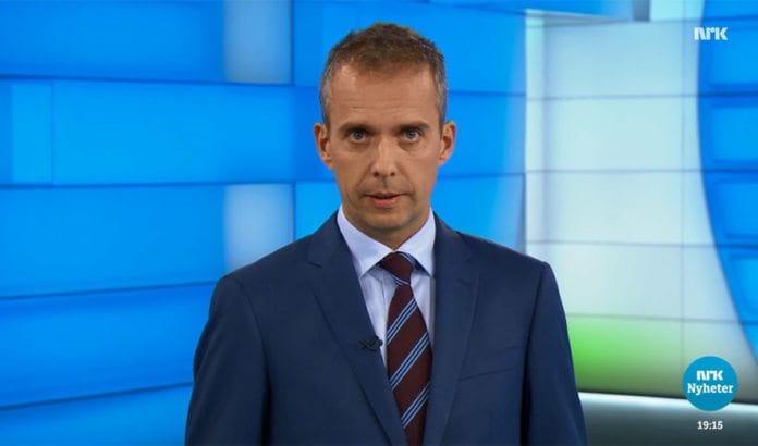 Nyhetsanker Jarle Roheim Håkonsen formidlet NRK Søndagsrevyens svært mangelfulle melding om sammenstøtene på Tempelplassen i Jerusalem søndag morgen. (Foto: Skjermdump fra NRK)