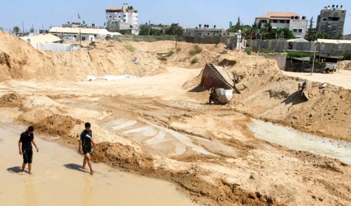 Her ser man vann bli fylt inn i buffersonen ved Egypts grense mot Gaza fredag 18. september, da vannfyllingen startet. (Foto: Flash90)