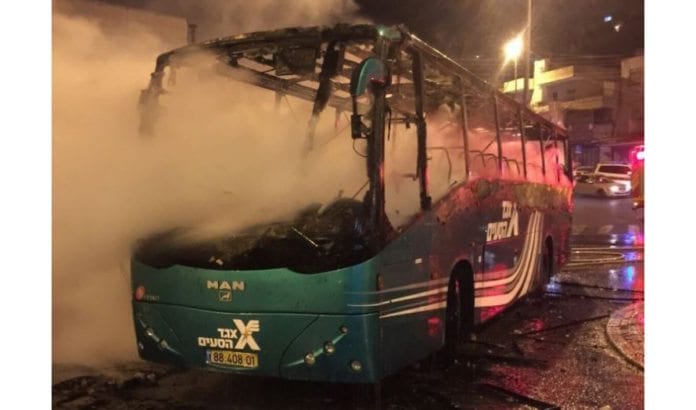 Denne bussen sto i brann i september i fjor, etter å ha blitt angrepet med steinkasting og en molotov-coctail. (Foto: Brannvesenet i Jerusalem)