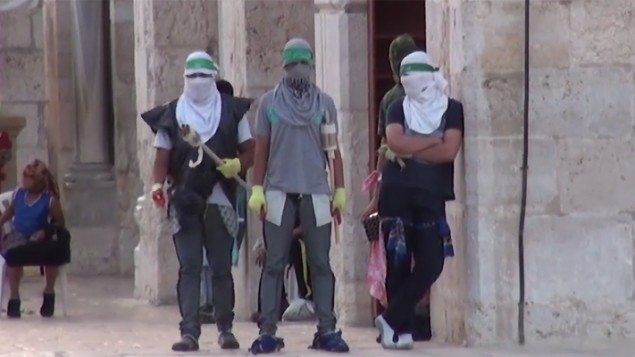 Skjermdump fra film publisert av israelsk politi. Bildet skal vise islamistisk ungdom som forbereder seg på konfrontasjon med politiet. Skjermdump fra film publisert av israelsk politi. Bildet skal vise islamistisk ungdom som forbereder seg på konfrontasjon med politiet.
