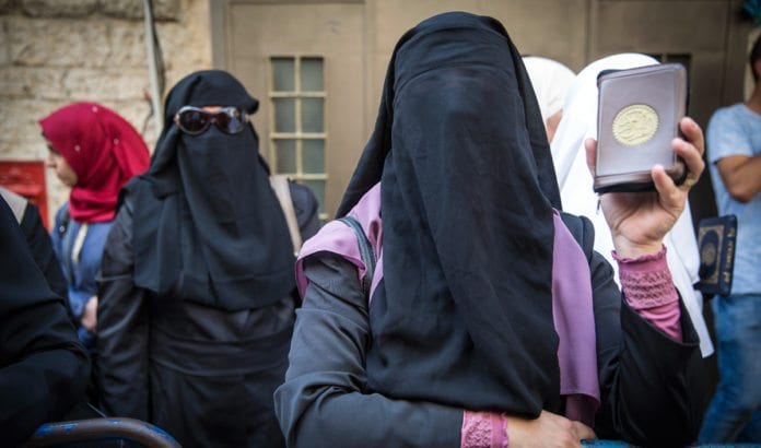 En palestinsk kvinne fra den islamistiske Murabitun-gruppen roper slagord og holder opp Koranen under en protest i gamlebyen i Jerusalem 16. september 2015. (Foto: Hadas Parush, Flash90) En palestinsk kvinne fra den islamistiske Murabitun-gruppen roper slagord og holder opp Koranen under en protest i gamlebyen i Jerusalem 16. september 2015. (Foto: Hadas Parush, Flash90)