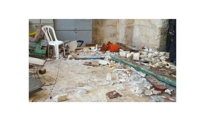 På bildet sees noen av steinene og mursteinene som ble kastet mot politiet tirsdag morgen på Tempelhøyden i Jerusalem. (Foto: Det israelske politiet via Ynetnews.com)