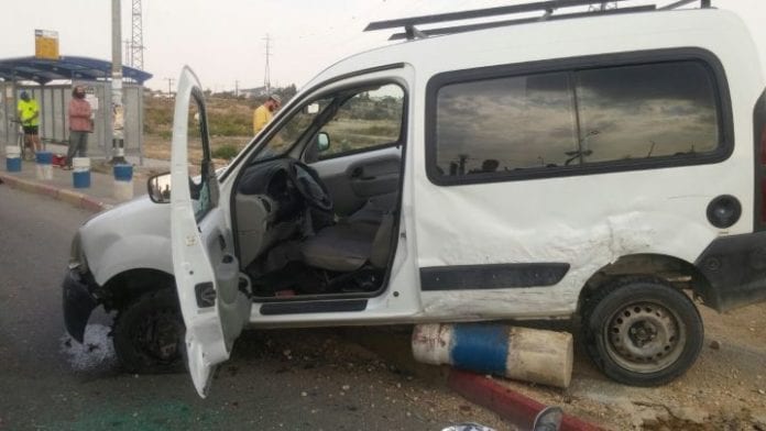 Bilen som krasjet inn i to israelere i Gush Etzion 20. oktober 2015. Den palestinske sjåføren kom ut av kjøretøyet bevæpnet med en kniv, men ble stanset i sitt angrep da han ble skutt og drept. (Foto: Magen David Adom, via Ha'aretz) Bilen som krasjet inn i to israelere i Gush Etzion 20. oktober 2015. Den palestinske sjåføren kom ut av kjøretøyet bevæpnet med en kniv, men ble stanset i sitt angrep da han ble skutt og drept. (Foto: Magen David Adom, via Ha'aretz)