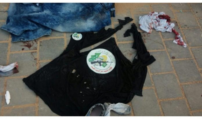 Minst én av knivterroristene bar t-skjorte med logoen til terrorstyrkene til Hamas. (Foto: Amichai Stein, Twitter) Minst én av knivterroristene bar t-skjorte med logoen til terrorstyrkene til Hamas. (Foto: Amichai Stein, Twitter)